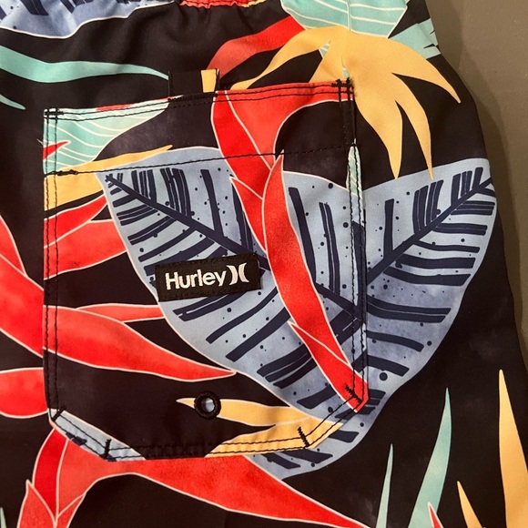 Hurley Black and Red Hybrid Shorts Vibrant Tropical Design - Picture 3 of 4